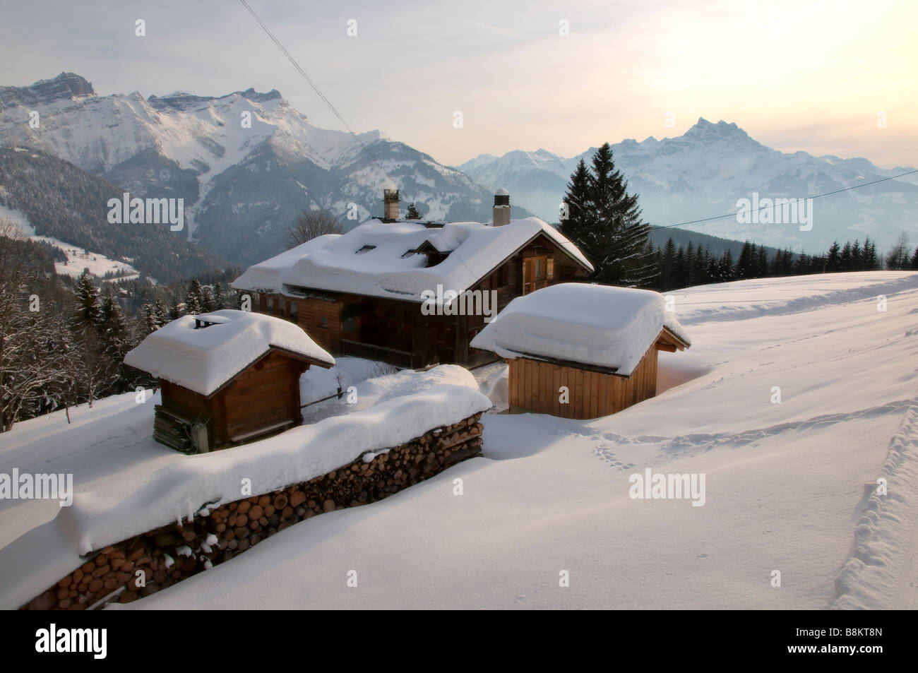 Chalets con Dents du Midi in background Foto Stock