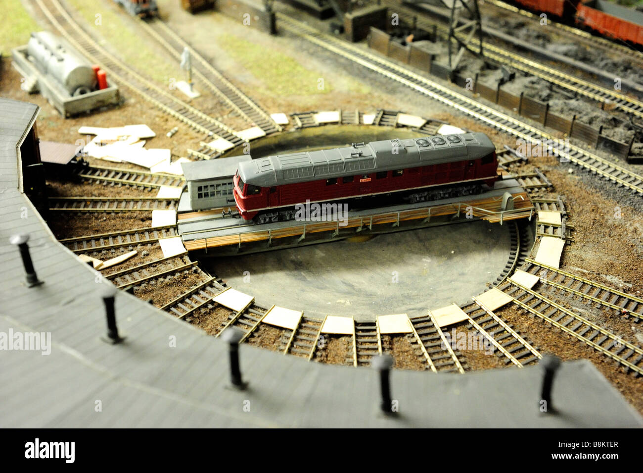 Dettaglio del modello di impianti ferroviari con locomotiva, carro, le vie e gli edifici Foto Stock