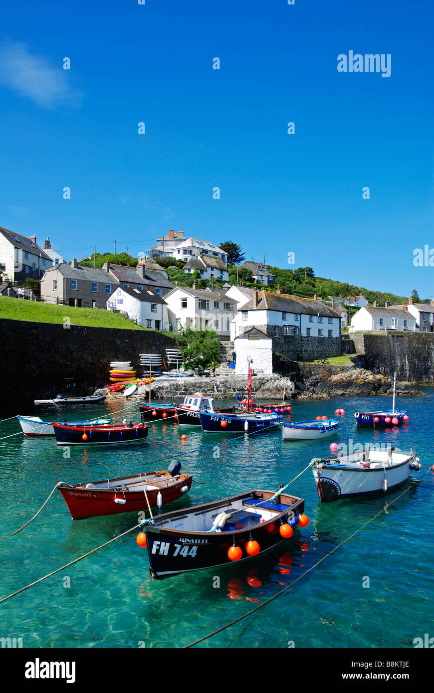 Barche da pesca nel porto di coverack,cornwall, Regno Unito Foto Stock