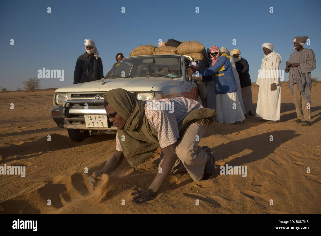 Vettura bloccato nel deserto di sabbia nead vecchio Dongola, la Nubia, Sudan Foto Stock
