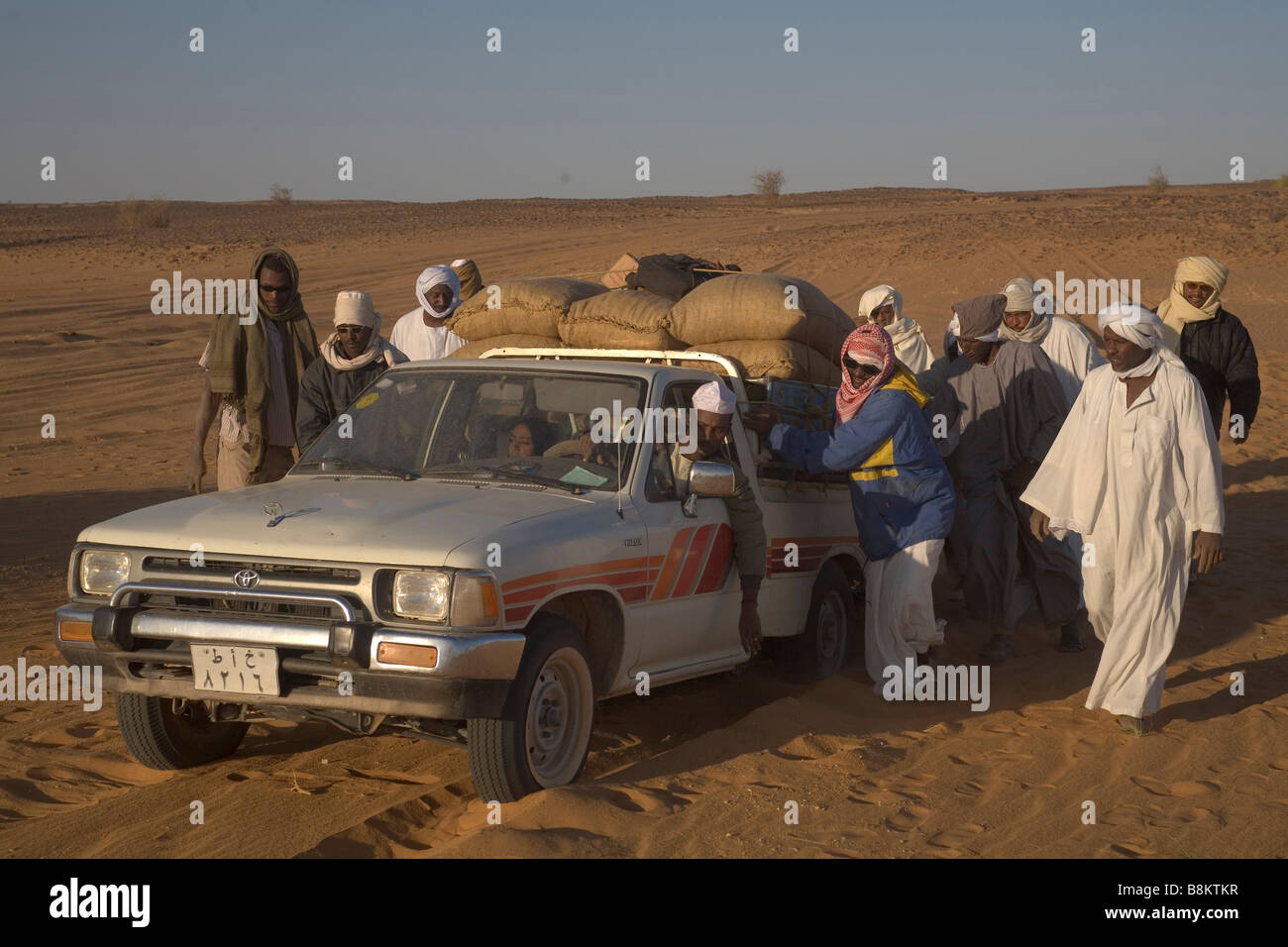 Vettura bloccato nel deserto di sabbia nead vecchio Dongola, la Nubia, Sudan Foto Stock