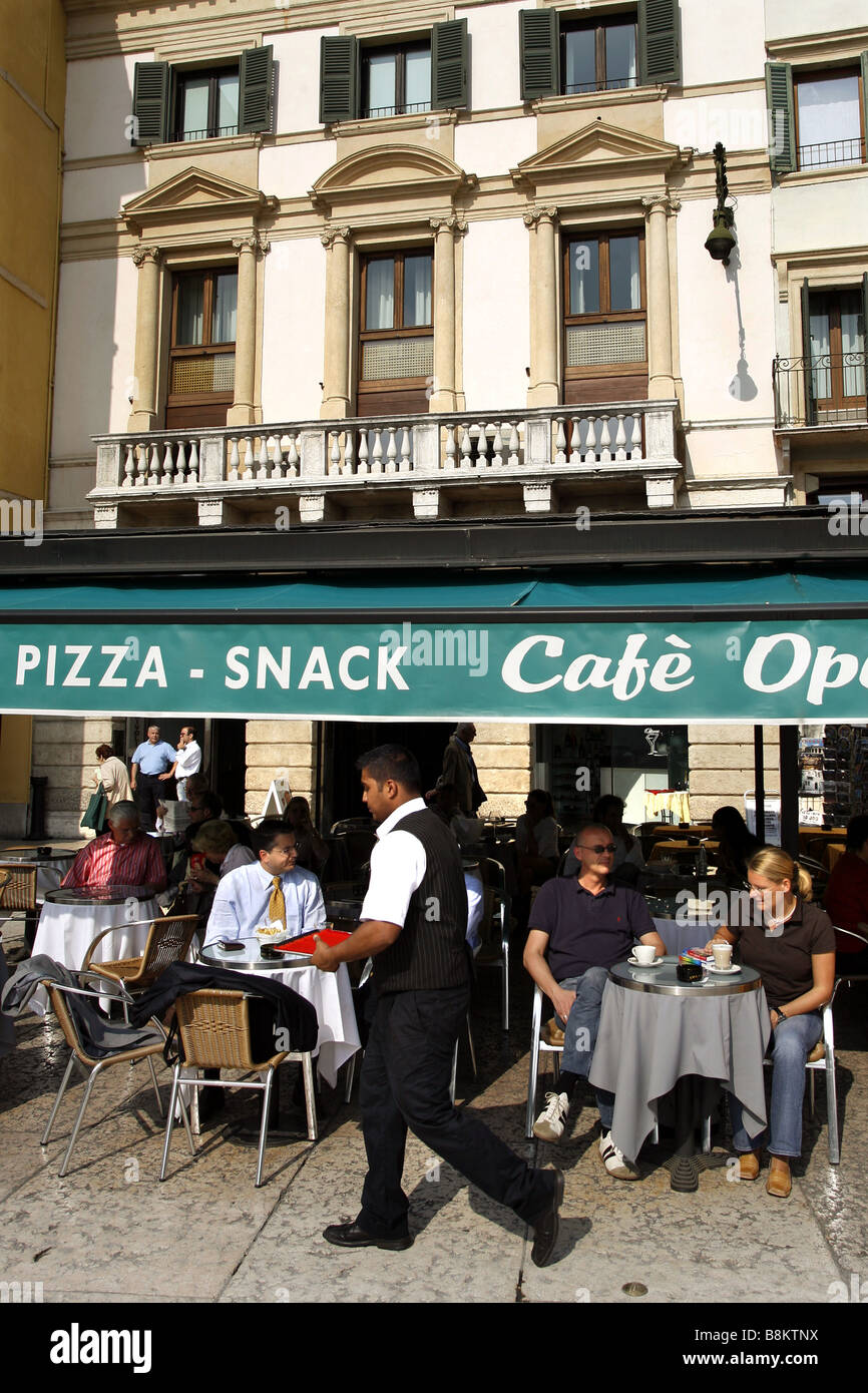 Il ristorante della pavimentazione, Piazza Bra, Verona, Veneto, Italia Foto Stock