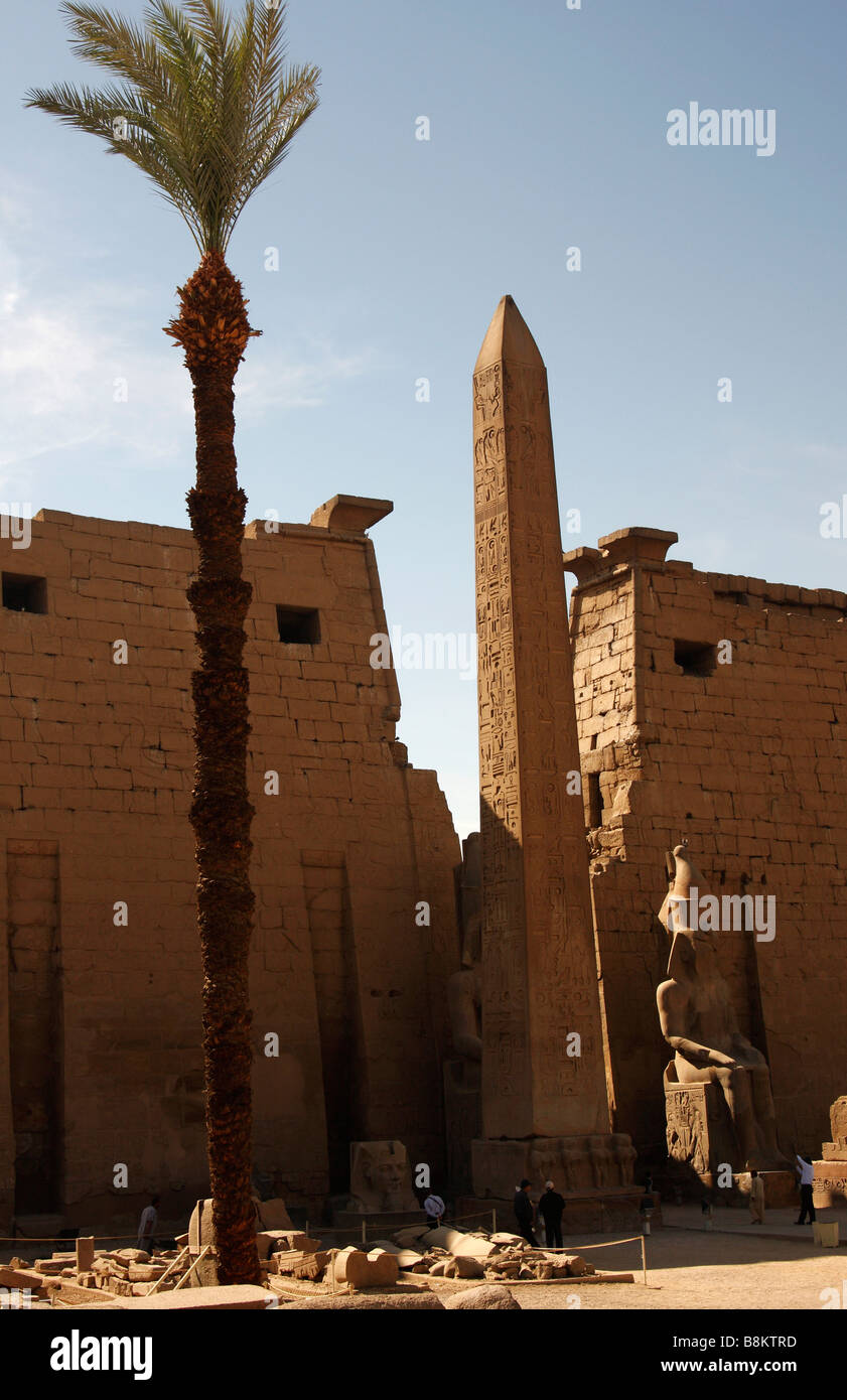 Tempio di Luxor rovine, primo pilone e obelisco di Ramses II, Tebe, Egitto, [Nord Africa], patrimonio mondiale dell UNESCO Foto Stock