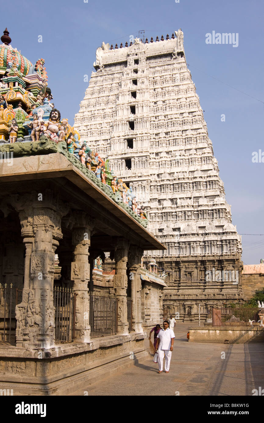 India Tamil Nadu Tiruvannamalai Arunachaleswar tempio cortile sottostante gopuram bianco Foto Stock