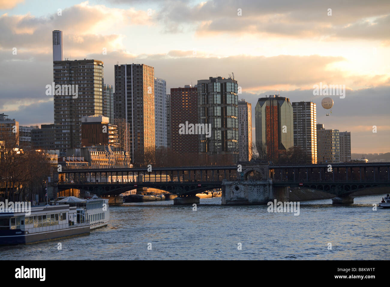 Skyline di grattacieli moderni a La Defense, Parigi, Francia Foto Stock