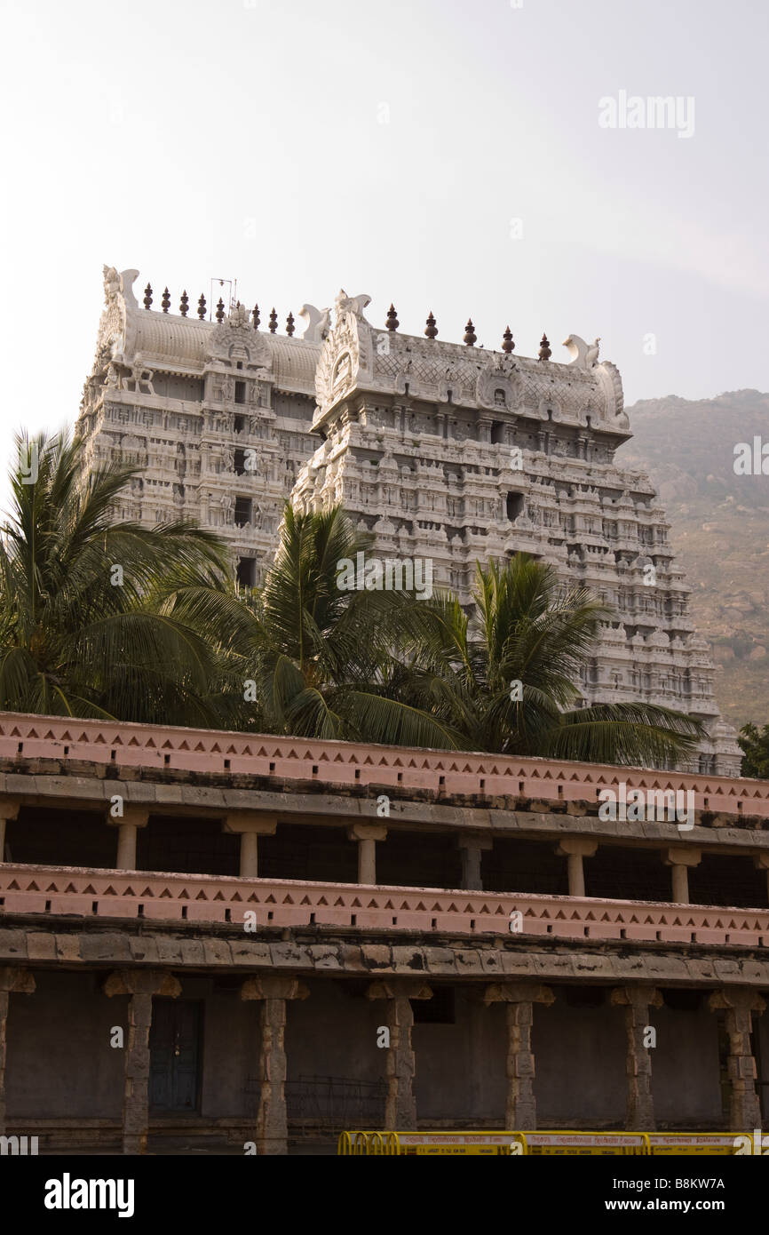 India Tamil Nadu Tiruvannamalai Arunachaleswar tempio gopurams bianco dal santuario interiore Foto Stock