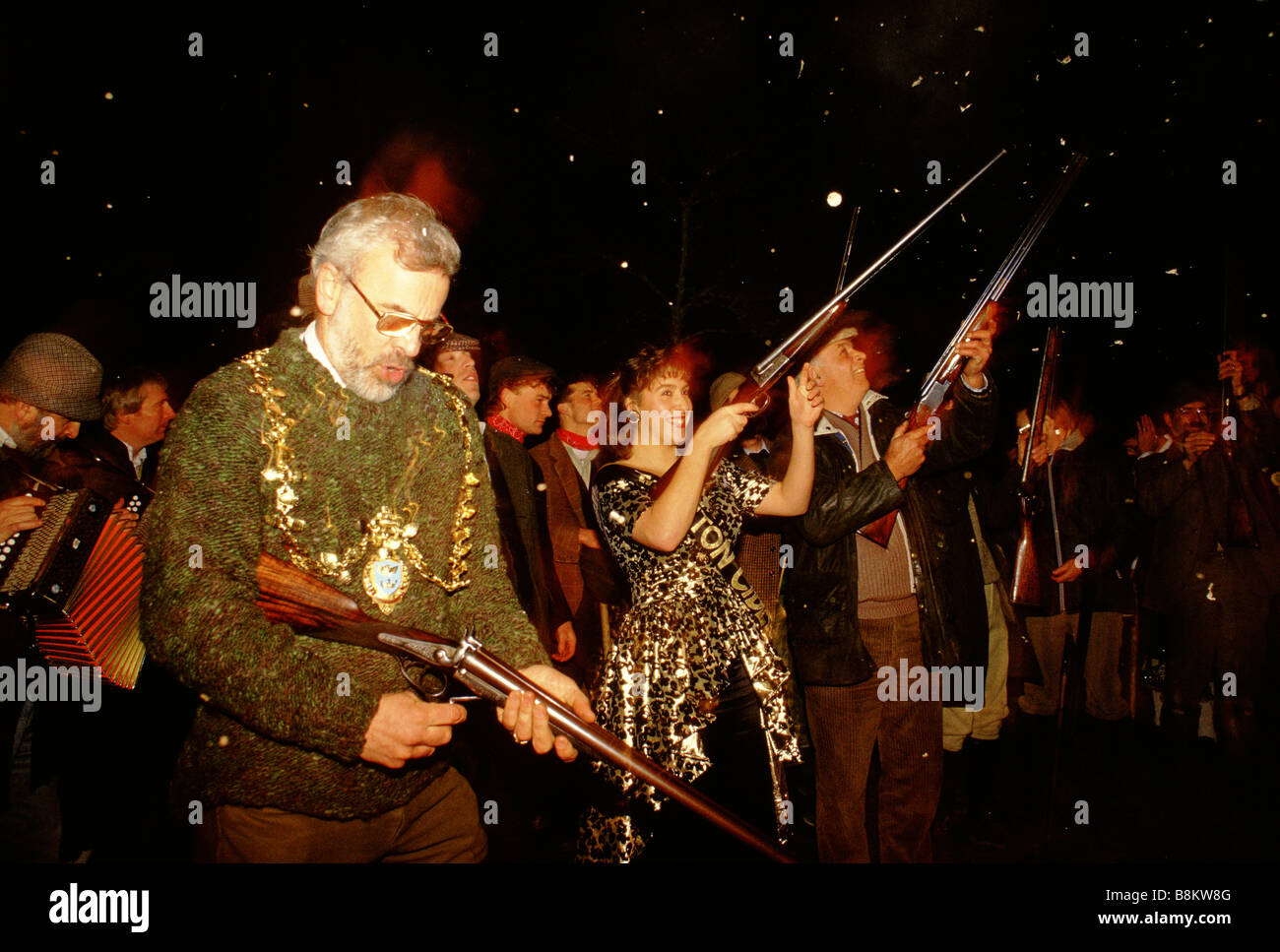Somerset REGNO UNITO Wassailers fire volley attraverso gli alberi di Apple per il risveglio della dea del frutteto a partire dalla metà del sonno invernale Foto Stock