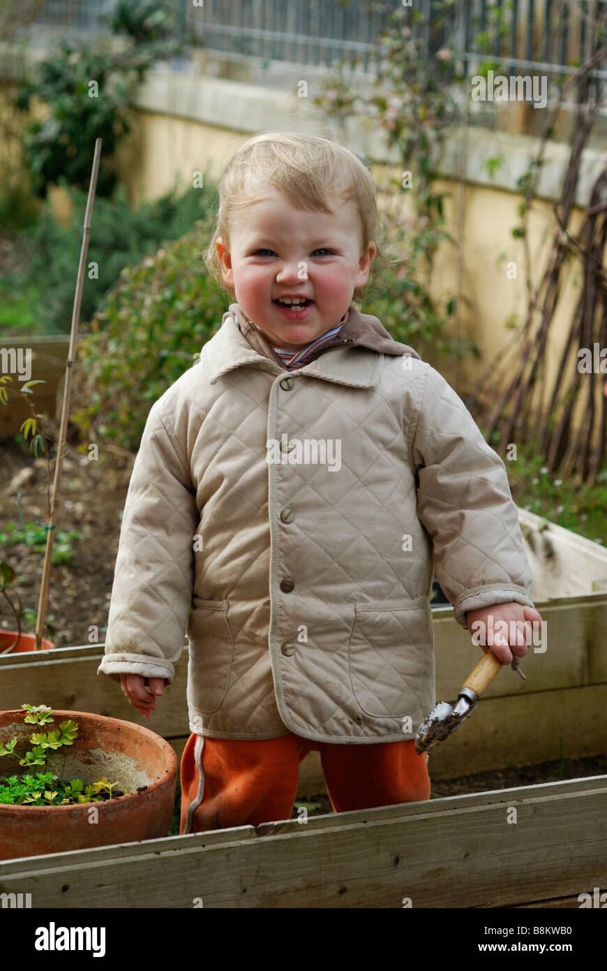 15 mesi Happy Baby girl giocare in giardino Foto Stock