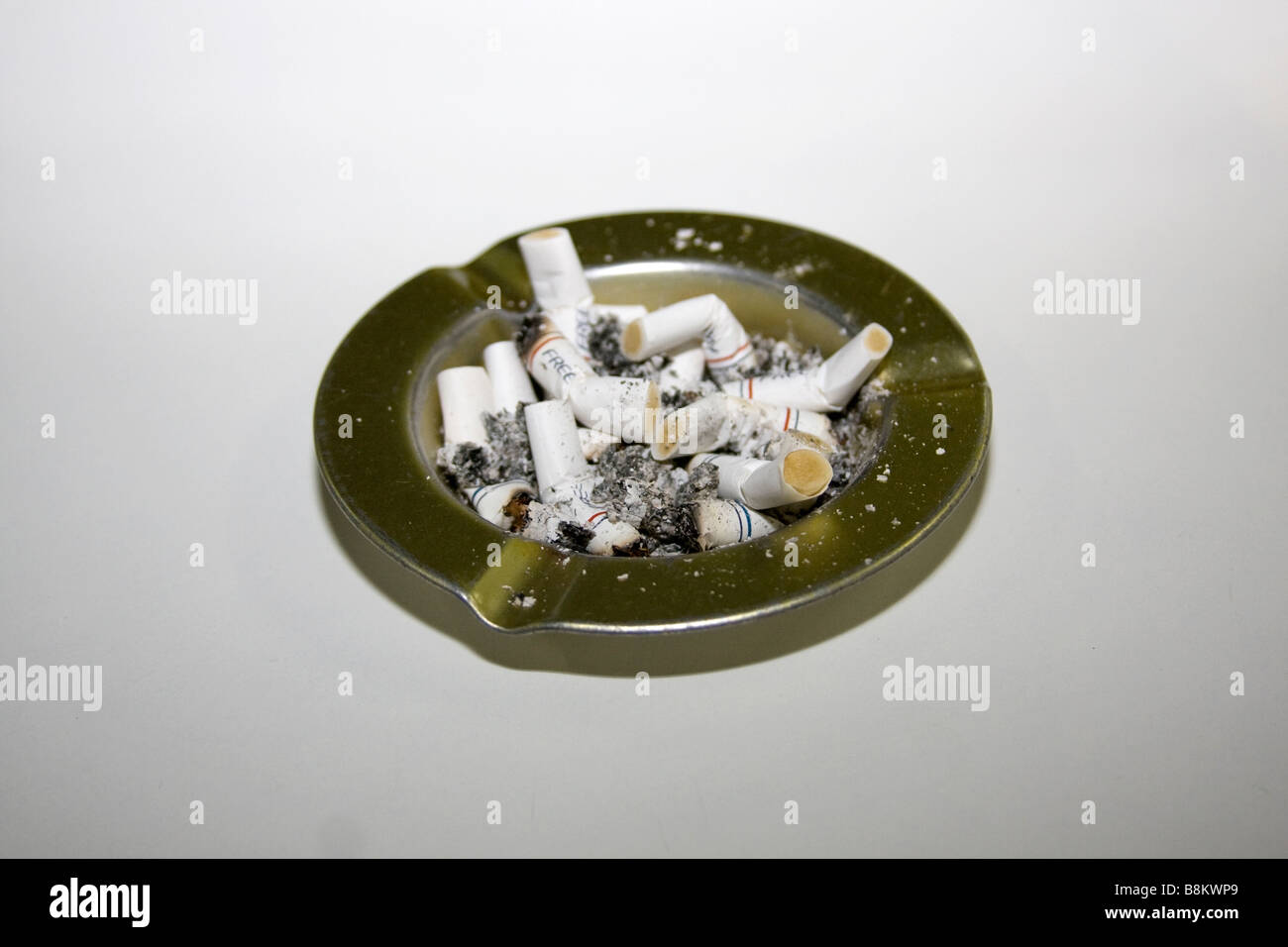 Posacenere con il resto delle sigarette. Foto Stock