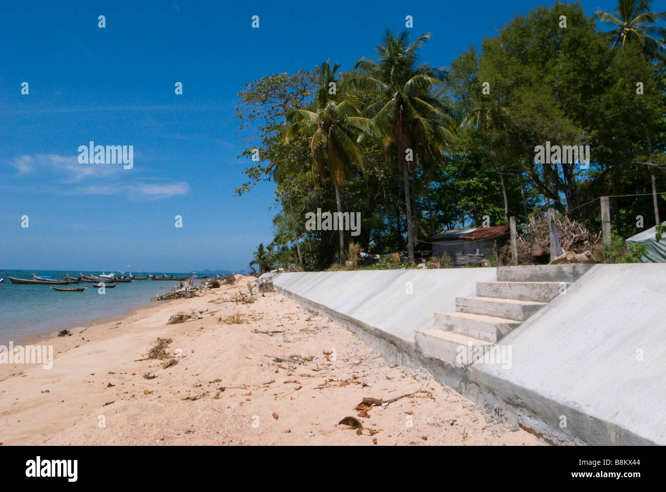 Costruito di recente tsunami zona di pericolo barriera che protegge un villaggio costiero Libong sull isola nel sud della Thailandia Foto Stock