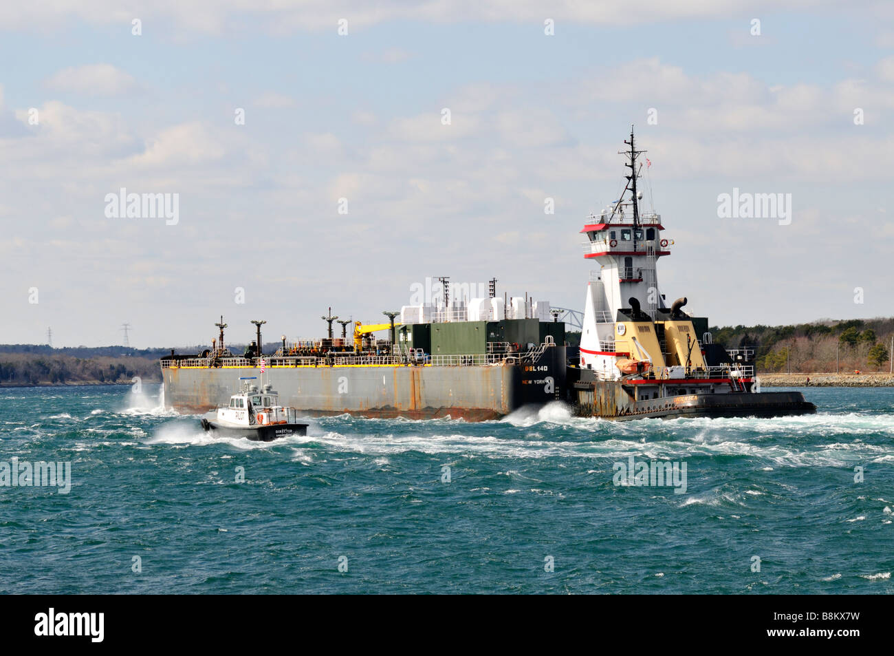 Rimorchiatore da KSea spingendo a doppio scafo di olio combustibile barge attraverso "Cape Cod Canal' con un 'Pilota di Barca in acqua instabile. Foto Stock
