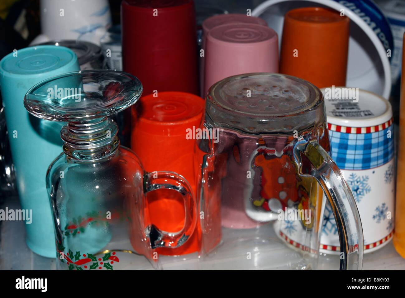 Sakura, Tupperware-occhiali, e vari altri il vetro e la plastica di bere  tazze e bicchieri e tazze Foto stock - Alamy