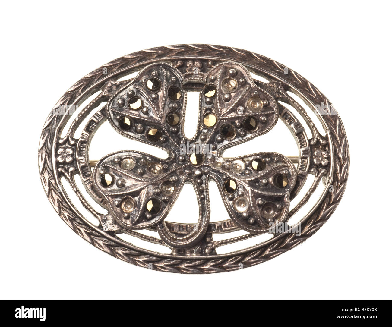 Quattro leaf clover pin isolato su sfondo bianco Foto Stock