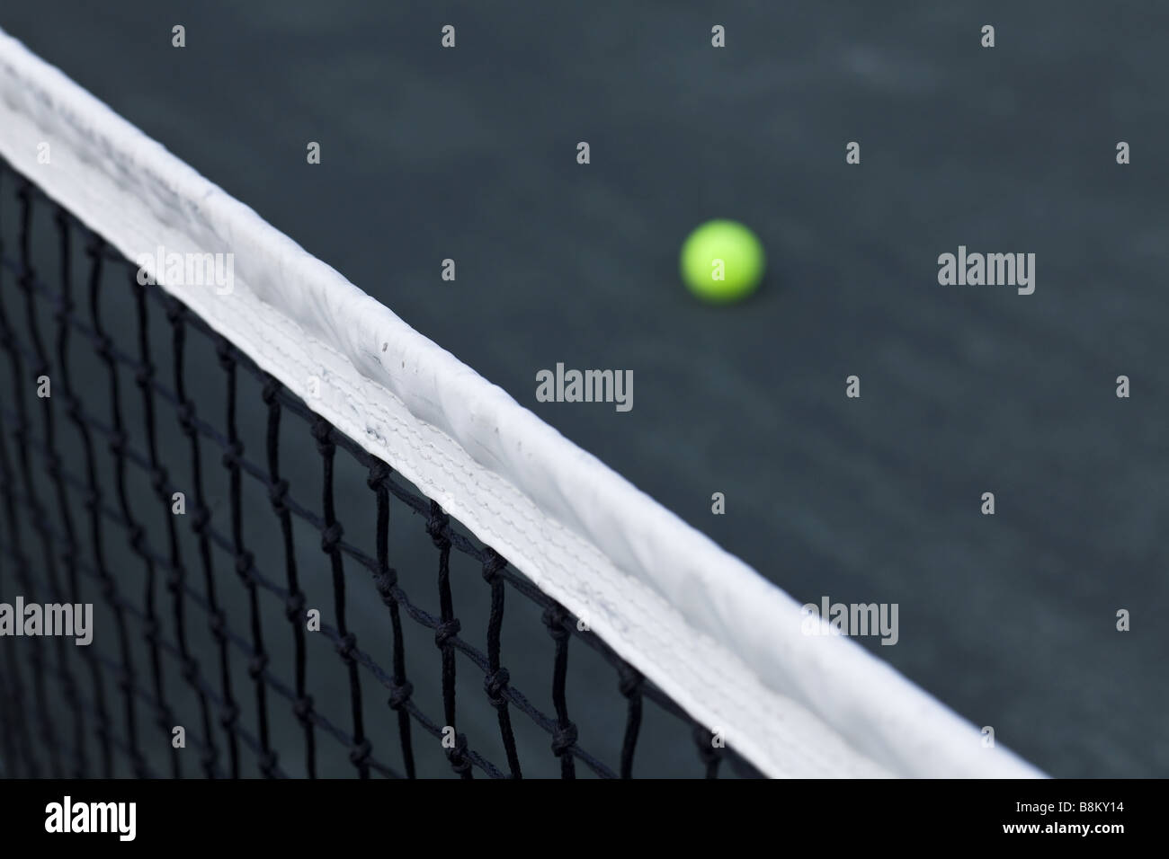 Campo da tennis con net e sfondo a sfera Foto Stock