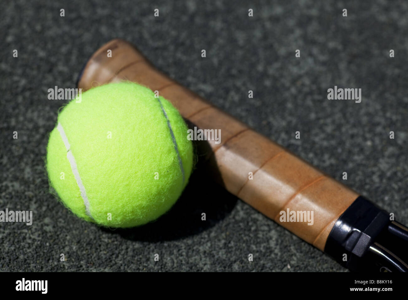 Palla da tennis Racchetta e su corte Foto Stock