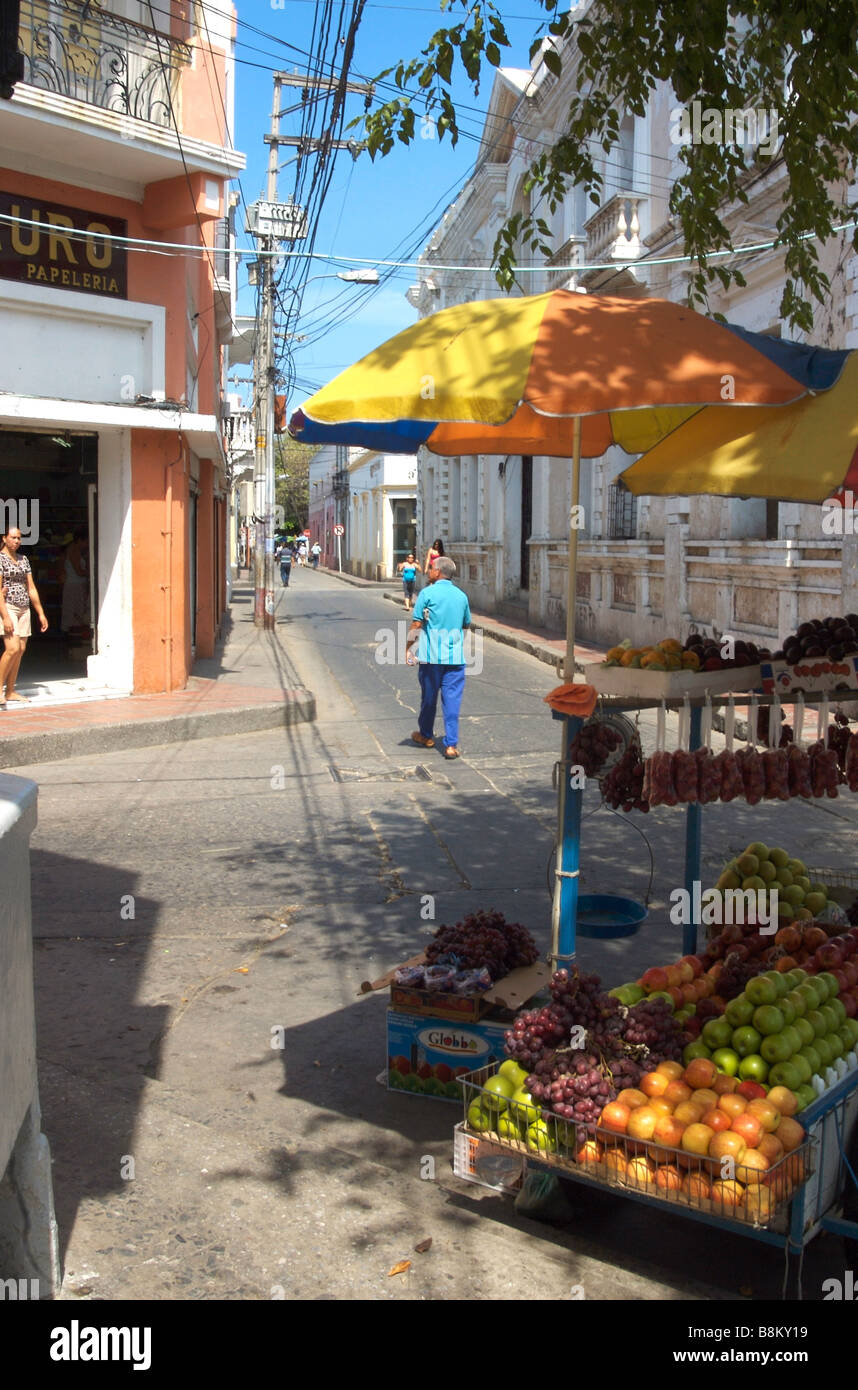 Un carrello di frutta su una strada di Santa Marta, Colombia Foto Stock