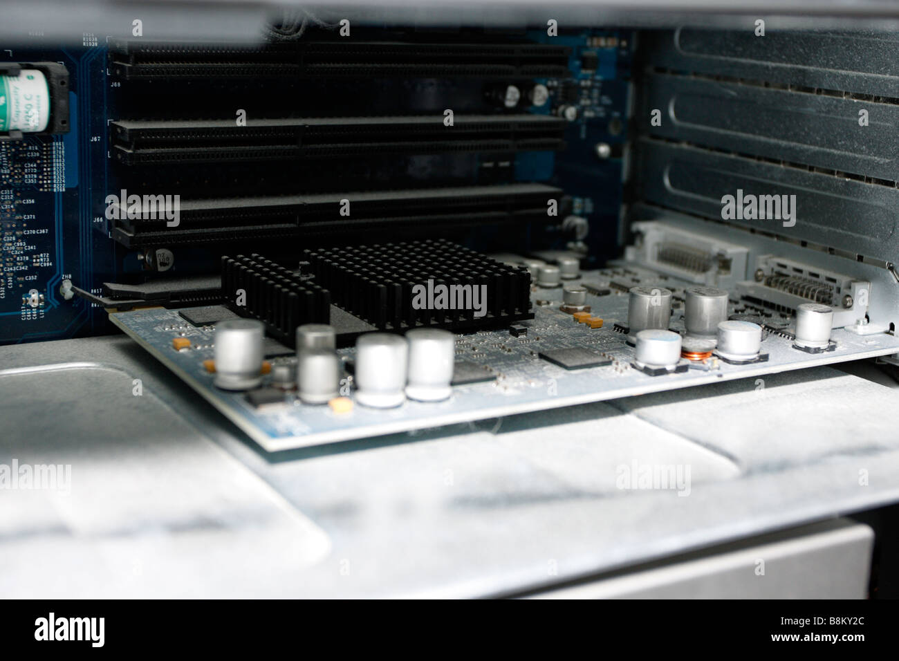 Slot AGP occupato dalla scheda grafica ATI Radeon 9600 Pro scheda grafica, ricoperta di uno strato di luce di polveri colorate vuote con slot PCI a 64 bit sopra Foto Stock