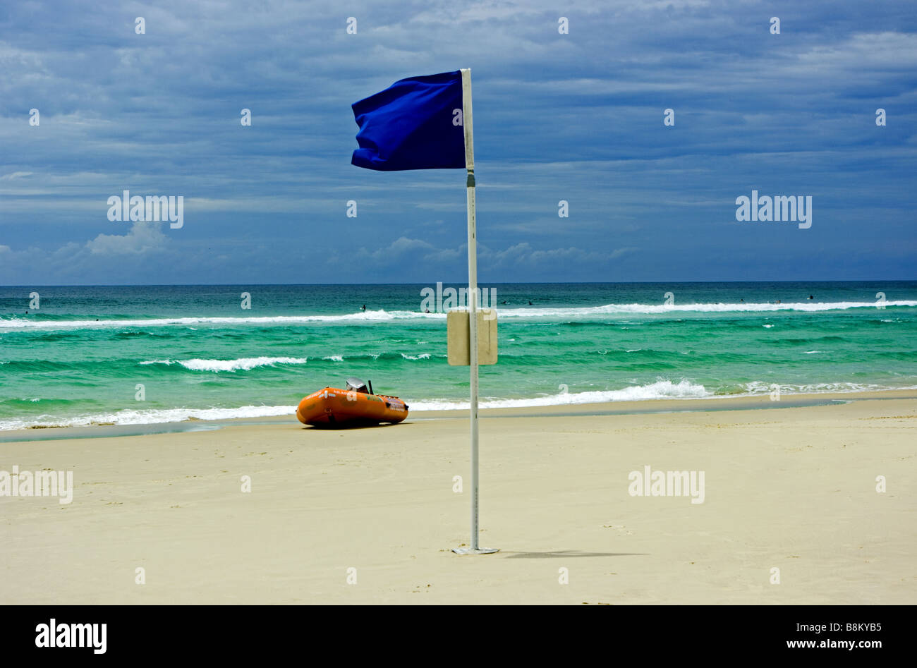 Benedizione bandiera e gonfiabile sulla spiaggia. Foto Stock