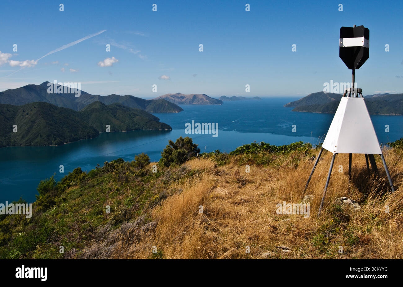 Punto di triangolazione su Maud Island, Marlborough Sounds, Nuova Zelanda con Waitata raggiungere e le isole Chetwode oltre Foto Stock