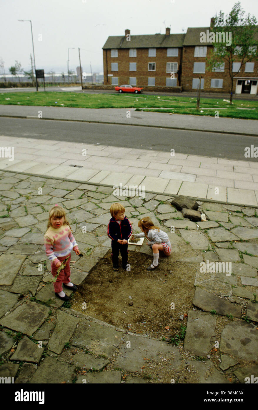 Toxteth Liverpool tre bambini di giocare in una piccola patch di sporcizia sul ciglio della strada. Gran parte dell'alloggiamento nella zona è condannato Foto Stock