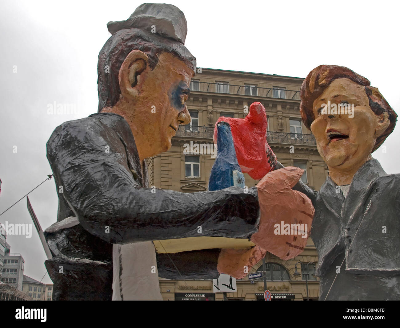 Il carnevale di Francoforte sul Meno a Kaiserplatz con il capo della linea ferroviaria Mehdorn e Merkel pestate Mehdorn Foto Stock