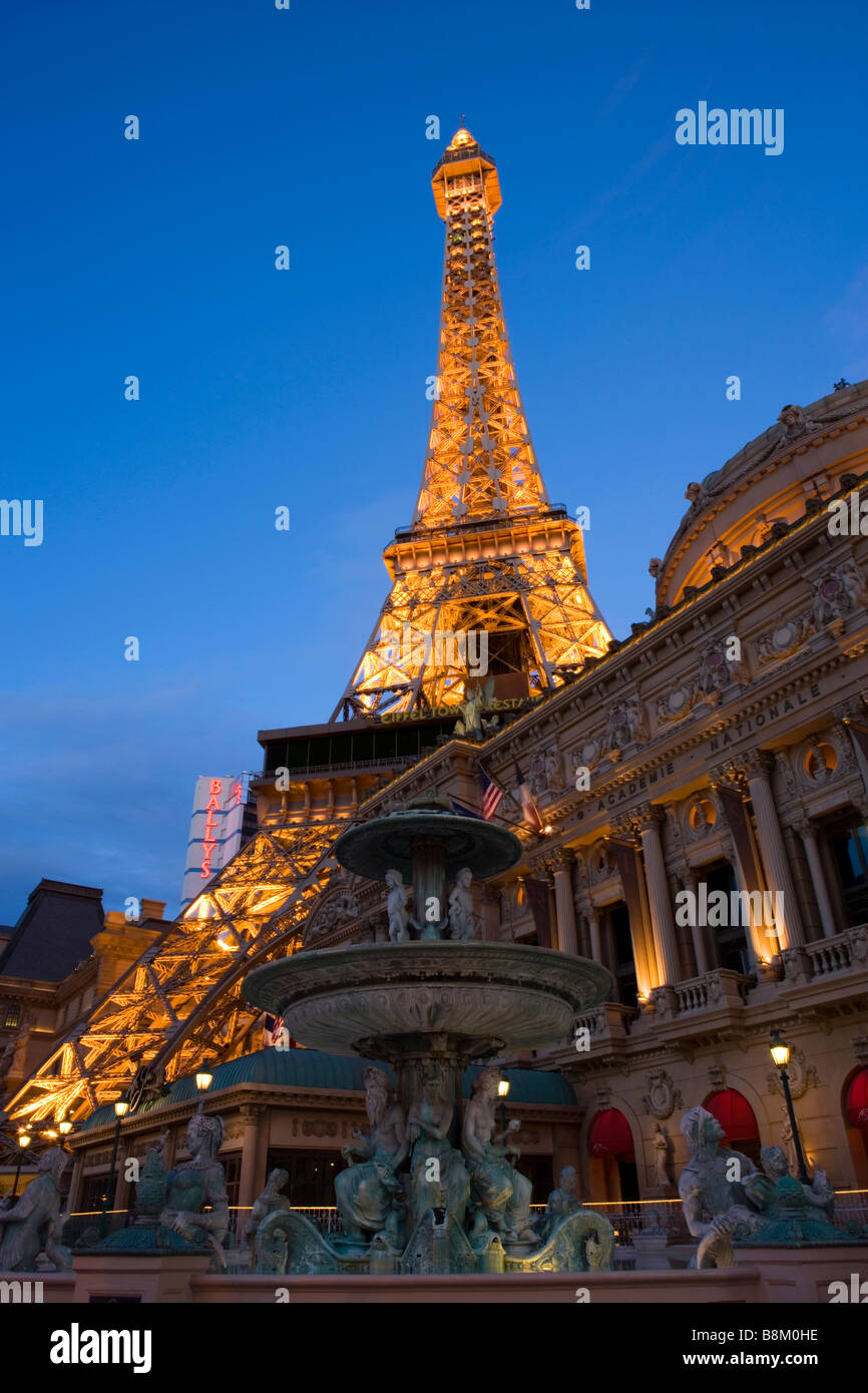 Parigi Hotel e Casino con la Torre Eiffel al tramonto sulla Strip di Las Vegas, Nevada, STATI UNITI D'AMERICA Foto Stock