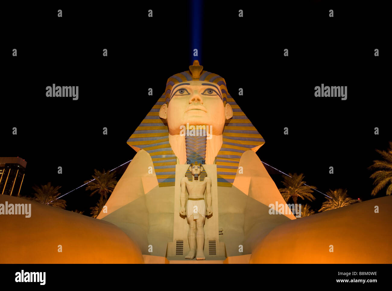 Vista della Sfinge e piramide a Luxor hotel e casino di notte, strip di Las Vegas, Nevada, STATI UNITI D'AMERICA Foto Stock