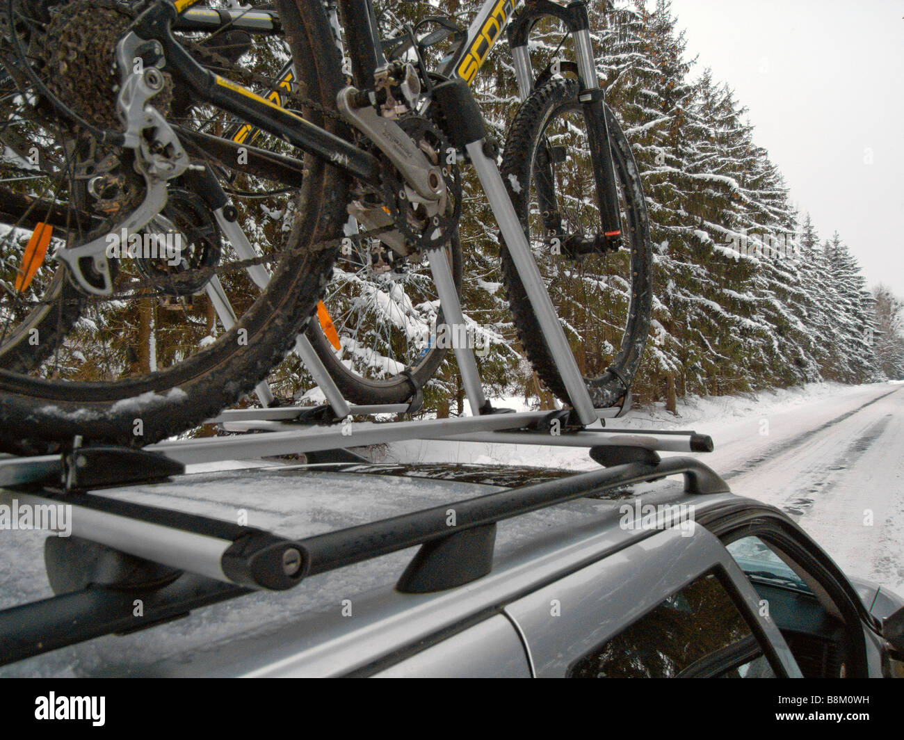 Biciclette sul tetto in inverno Foto Stock