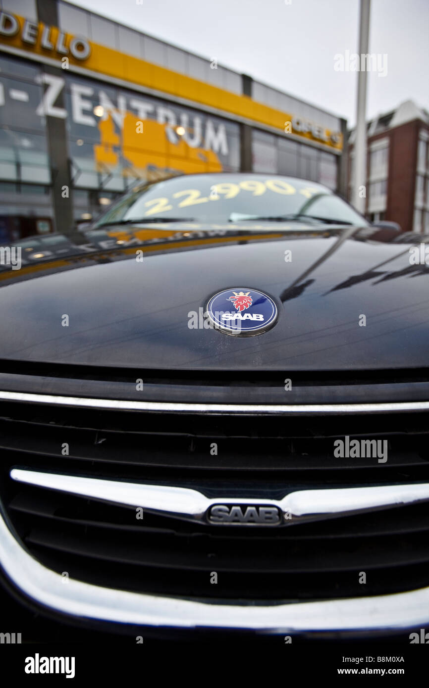 Un nuovo veicolo Saab si siede sul lotto al Dello Opel e Saab concessionaria in Amburgo, Germania Foto Stock