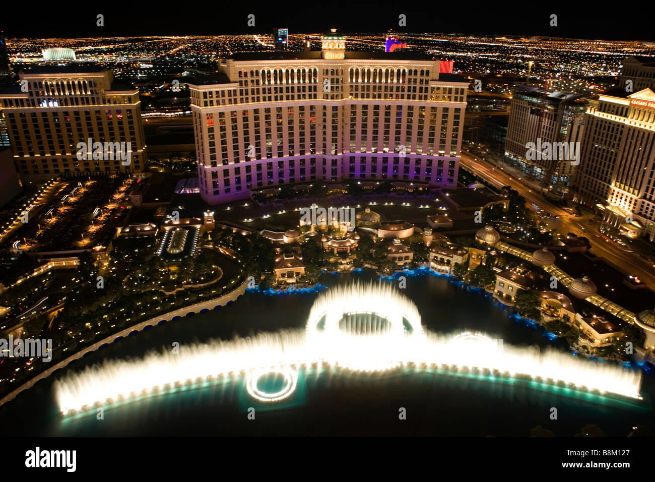 Vista delle fontane del Bellagio dalla cima della torre Eiffel in corrispondenza della strip di Las Vegas, Nevada, STATI UNITI D'AMERICA Foto Stock