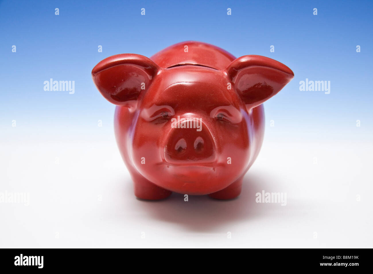 Salvadanaio di stile casella di denaro su un blu graduata di sfondo per studio Foto Stock