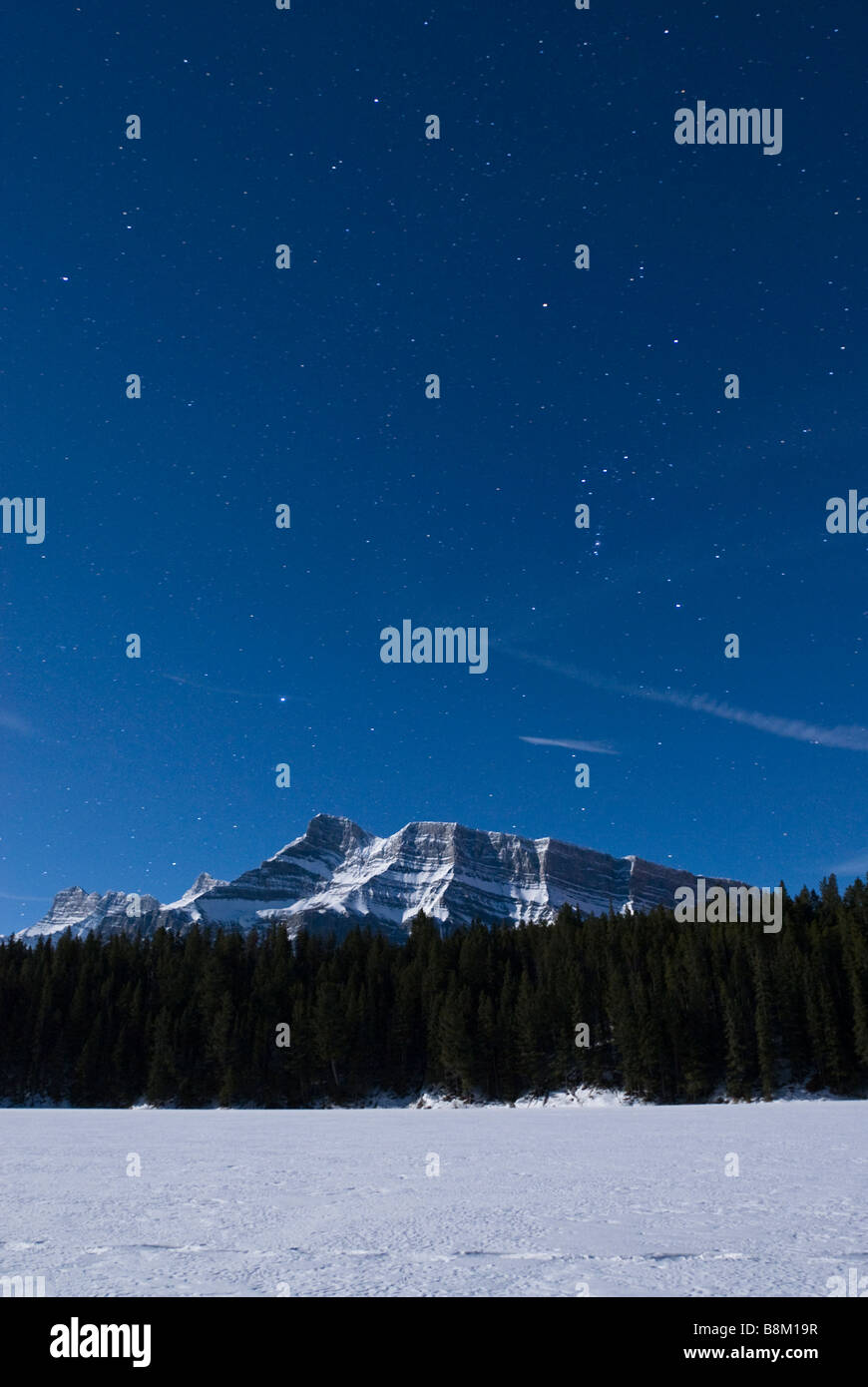 Vista notturna di un congelati Johnson lago nel Parco Nazionale di Banff, Alberta, Canada. Foto Stock