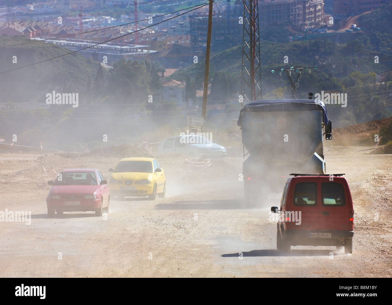 Il traffico su strada polverosa durante lavori stradali vicino a Mijas Costa del sol malaga Provincia Spagna Foto Stock