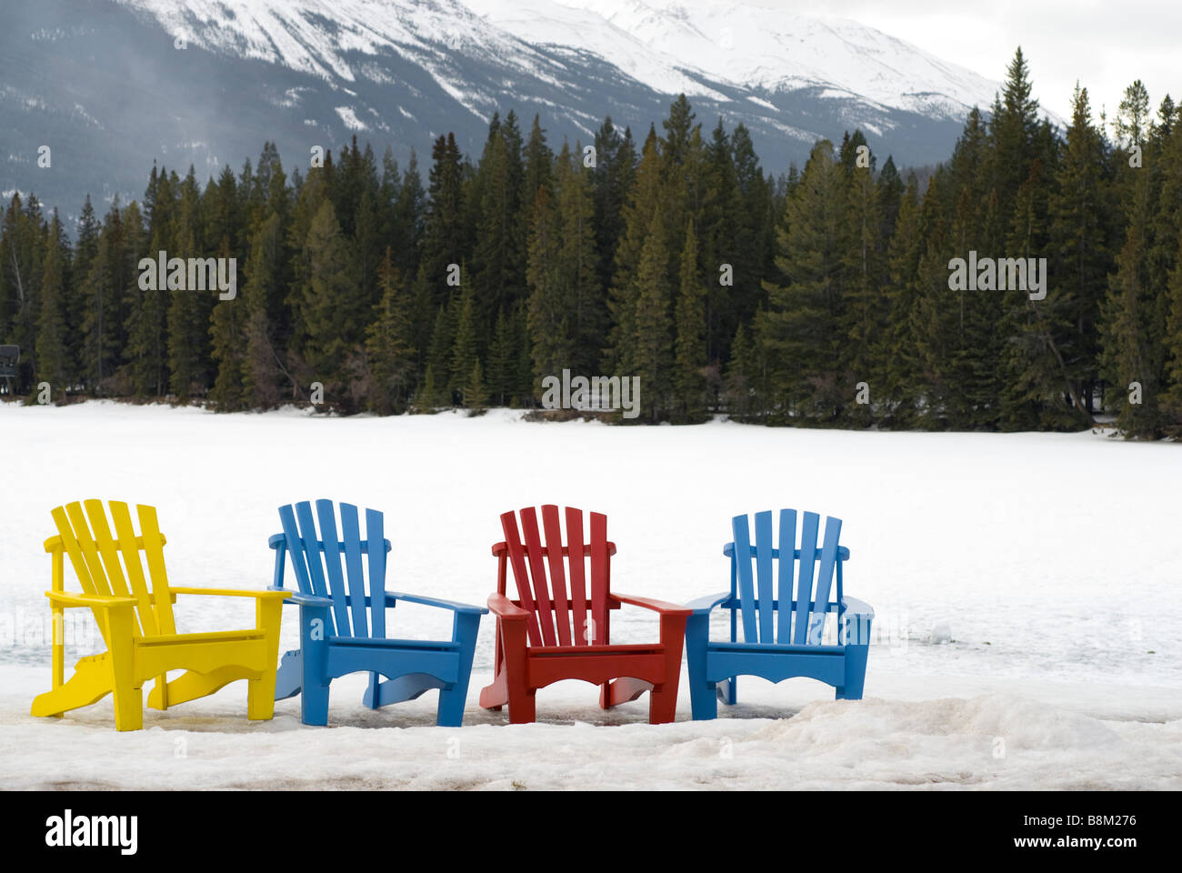 Colorate sedie a Fairmont Jasper Park Lodge, il Parco Nazionale di Jasper, Alberta, Canada. Foto Stock