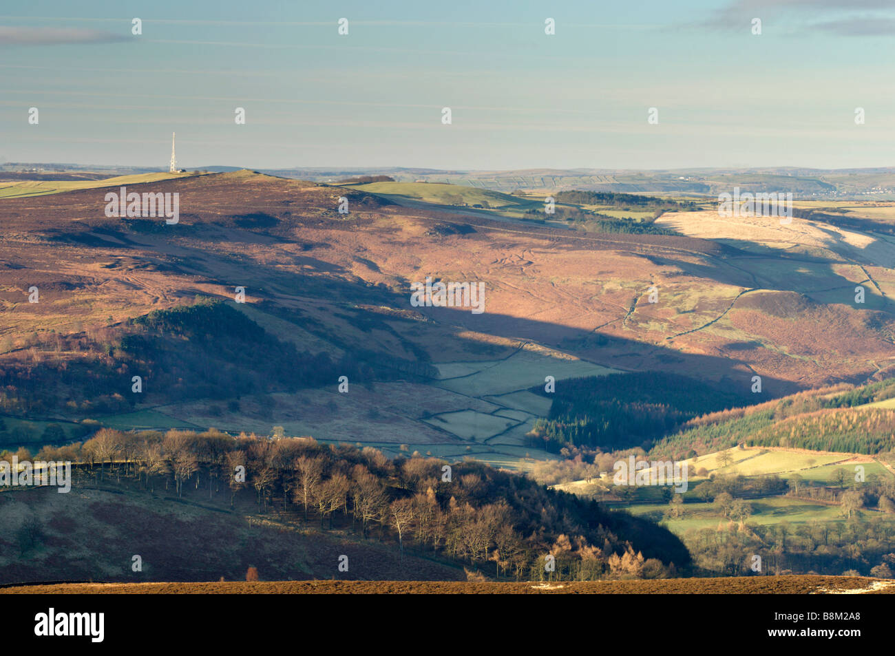 Vista dal bordo Stanage guardando verso sud-ovest a Hathersage, Peak District, Derbyshire, in Inghilterra, in marzo. Foto Stock