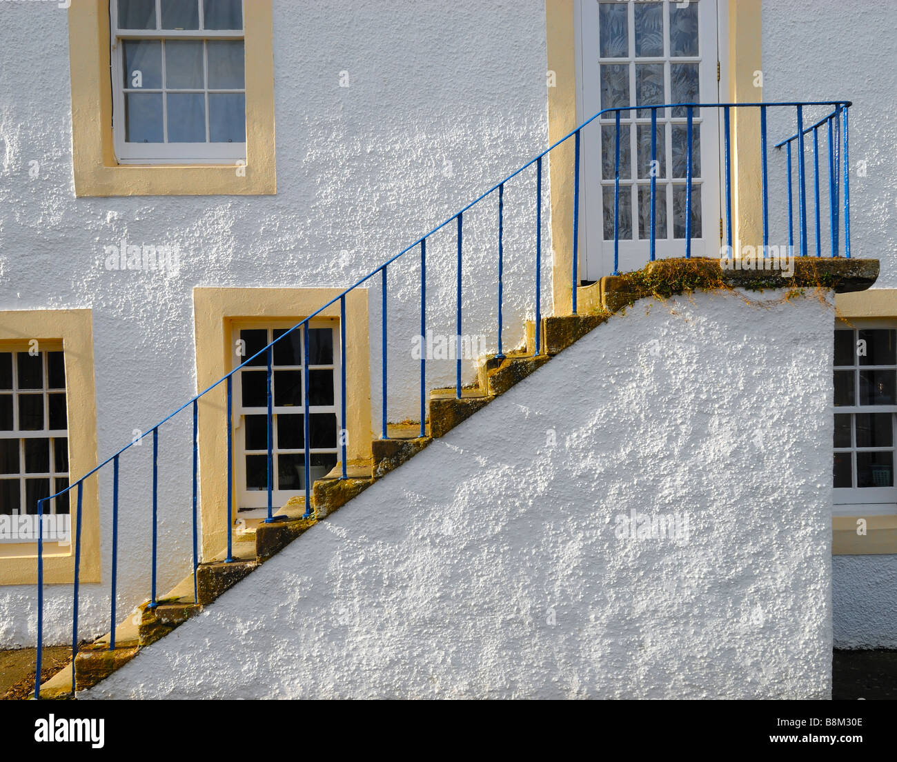 Casa con scala esterna, Crail, East Neuk di Fife, Scozia Foto Stock