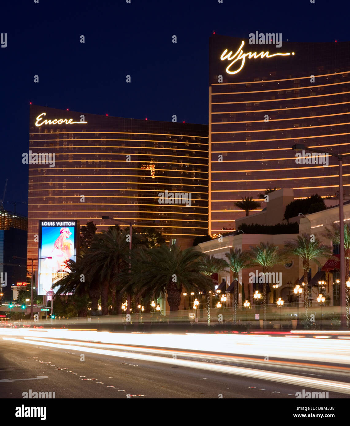 Auto sentieri sul Las Vegas strip con il Wynn e Encore hotel e casino sullo sfondo, Las Vegas, Nevada, STATI UNITI D'AMERICA Foto Stock