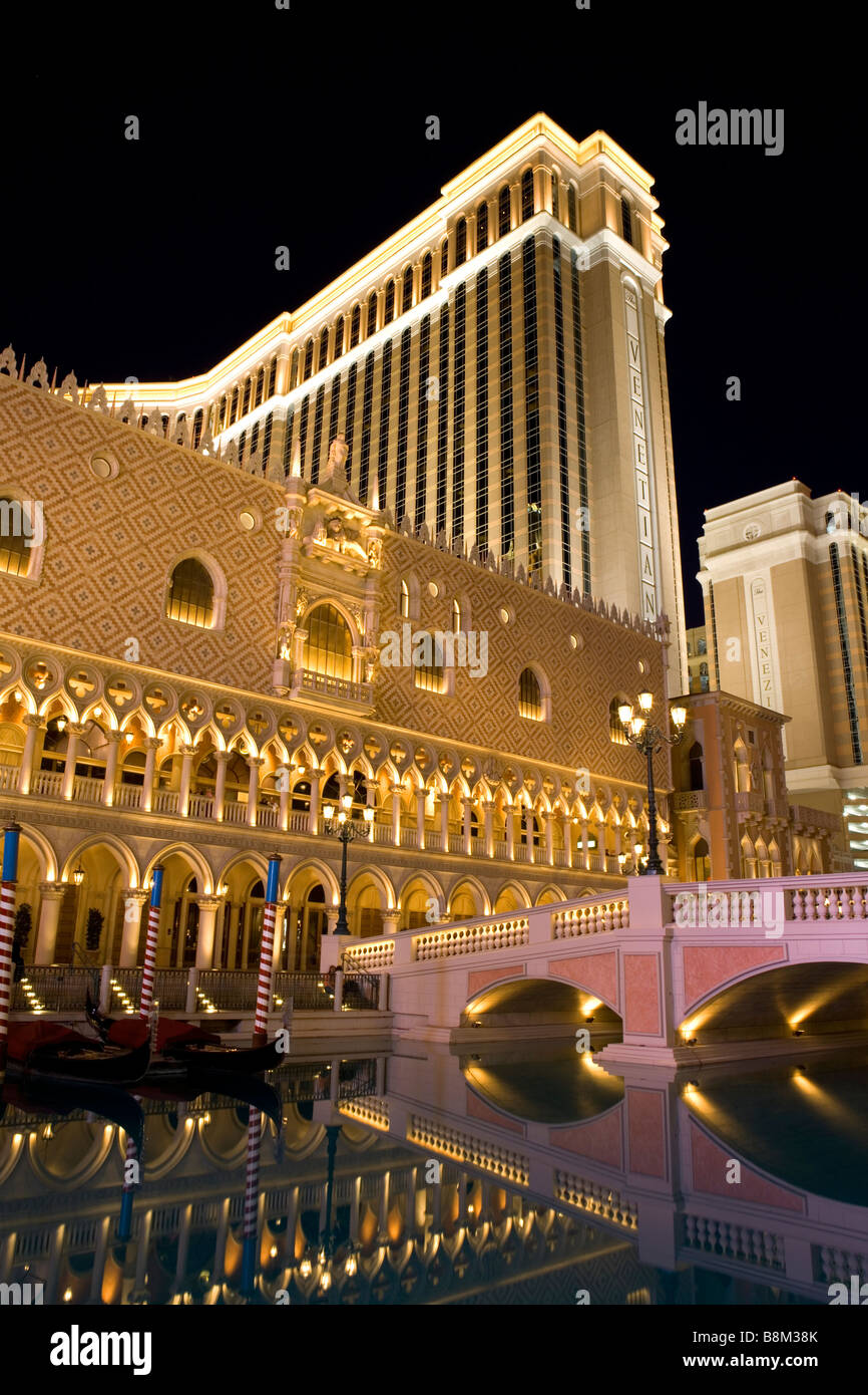Il Venetian Hotel e Casinò di notte sulla Strip di Las Vegas, Nevada, STATI UNITI D'AMERICA Foto Stock