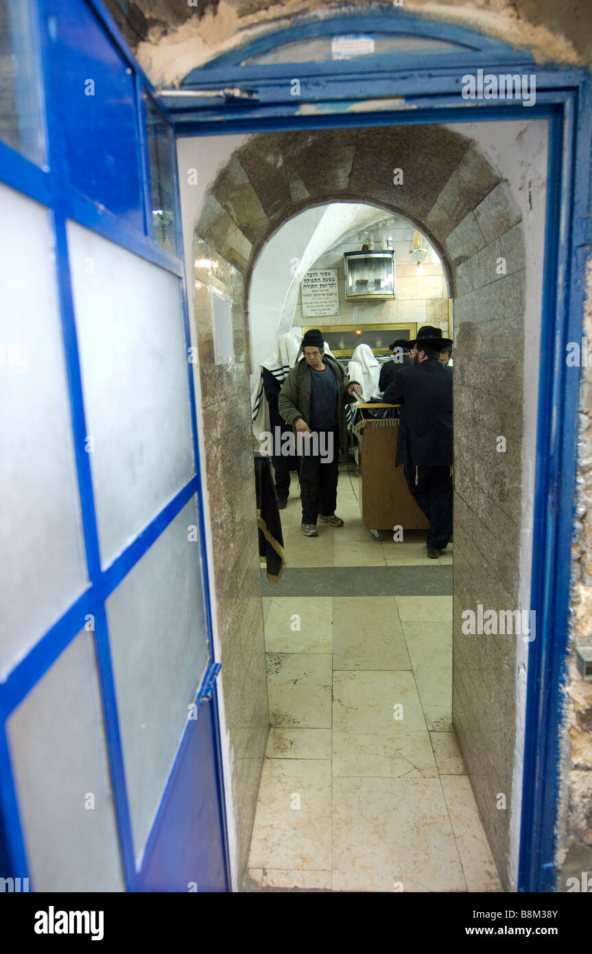Gli uomini ebrei studiare la Torah e la scrittura insieme nella tomba Rashbi in Meron005 Foto Stock