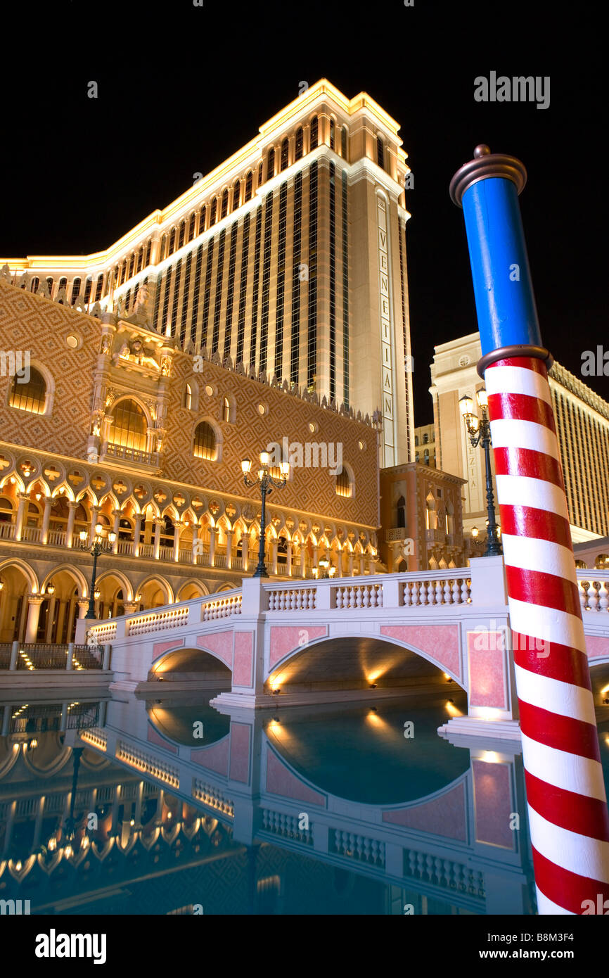 Il Venetian Hotel e Casinò di notte sulla Strip di Las Vegas, Nevada, STATI UNITI D'AMERICA Foto Stock