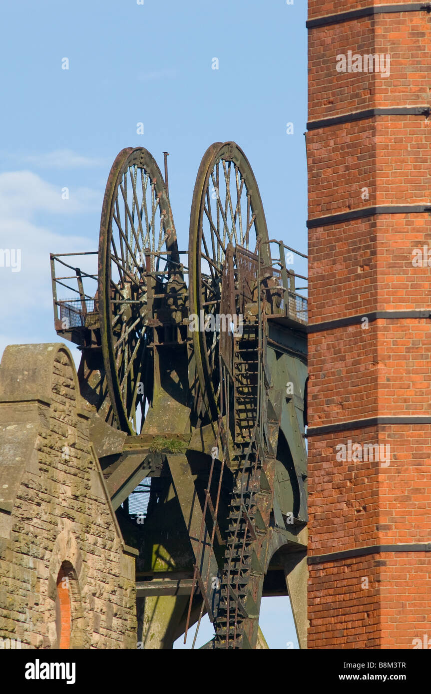 Pleasley colliery in disuso le ruote di avvolgimento e camino in mattoni Foto Stock