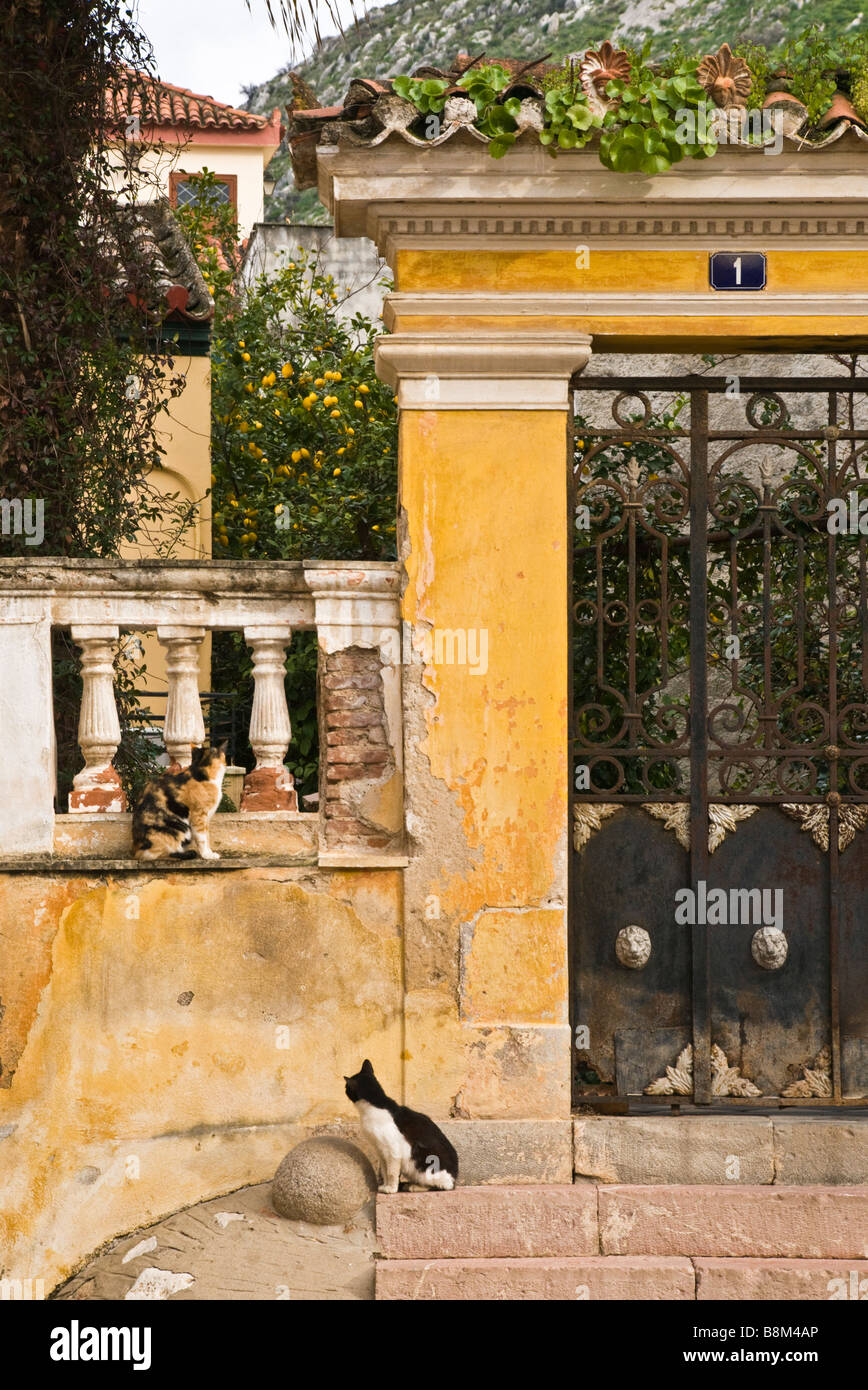 Sbiadita eleganza di un neo classic entrata di un giardino nel centro storico della città di Nafplio, Argolid, Peloponneso, Grecia Foto Stock