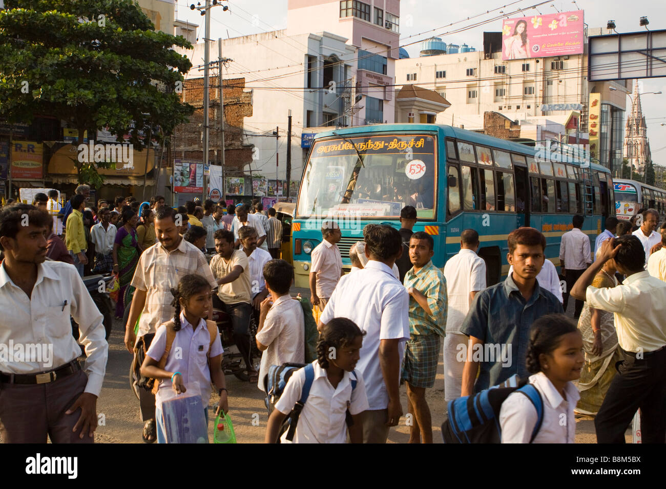 India Tamil Nadu Tiruchirappalli Chinnar Bazaar molte persone in strada bloccando il bus pubblico Foto Stock
