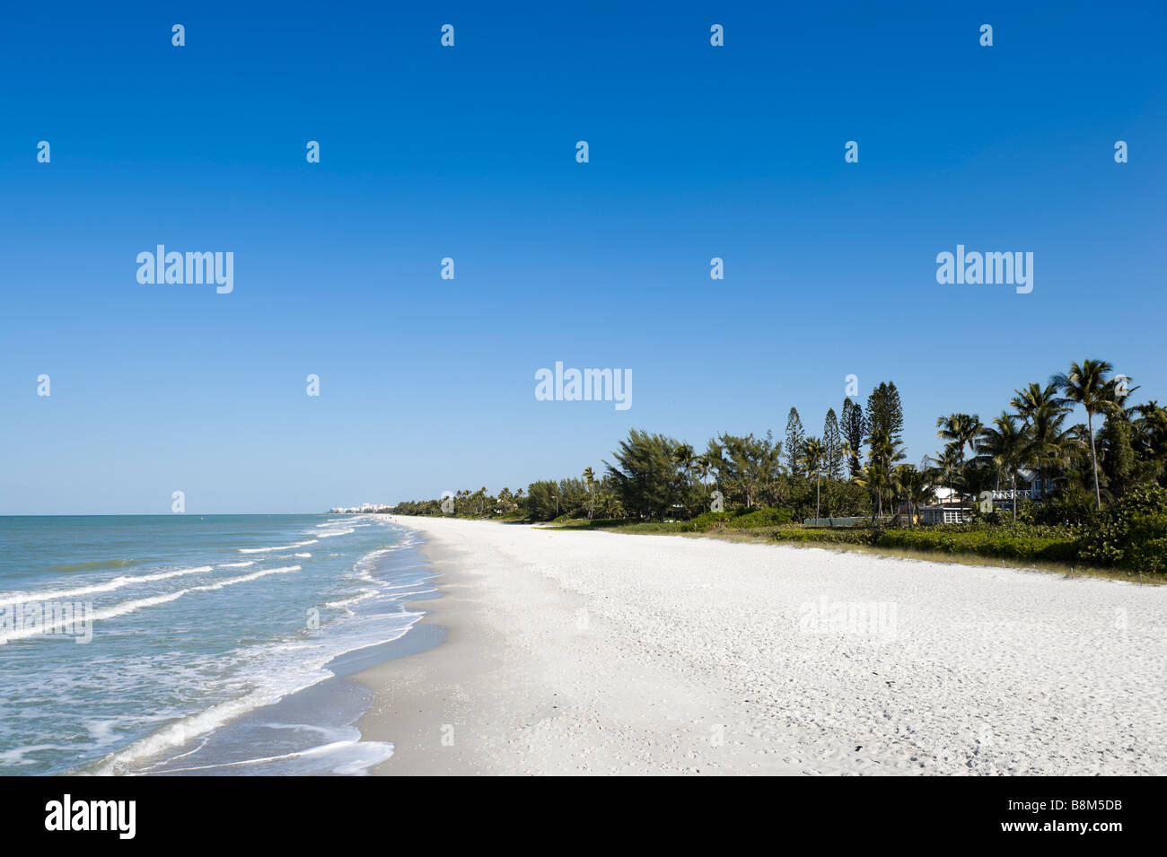 Spiaggia dal molo a Naples Beach, costa del Golfo della Florida, Stati Uniti d'America Foto Stock