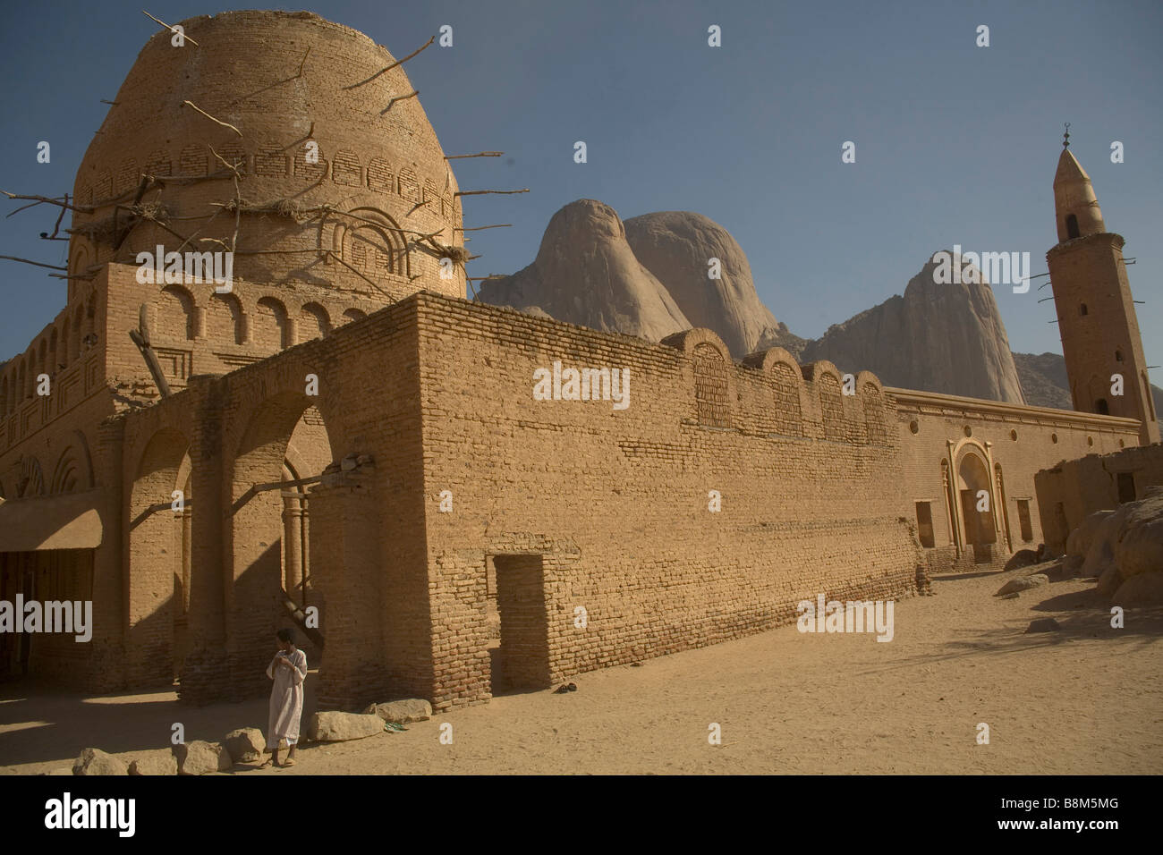 Famosa moschea di Khatmya Kassala vicino al confine Erythrean in Sudan. Taka montagne torri in piedi nella parte posteriore Foto Stock