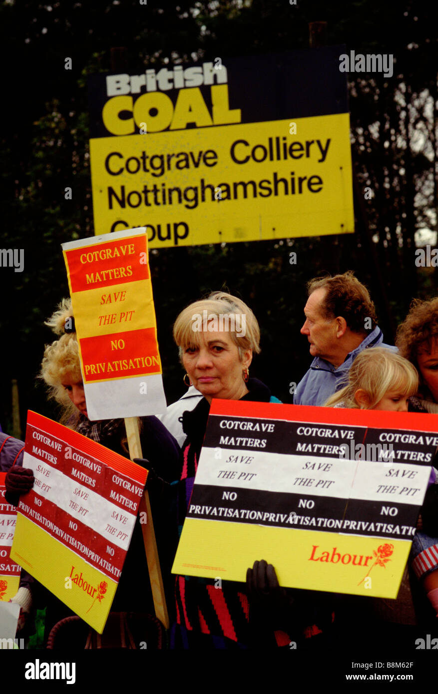 Cotgrave NOTTINGHAMSHIRE REGNO UNITO le famiglie dei minatori e i residenti locali protestare contro la prevista chiusura di Cotgrave Colliery Ottobre 1992 Foto Stock