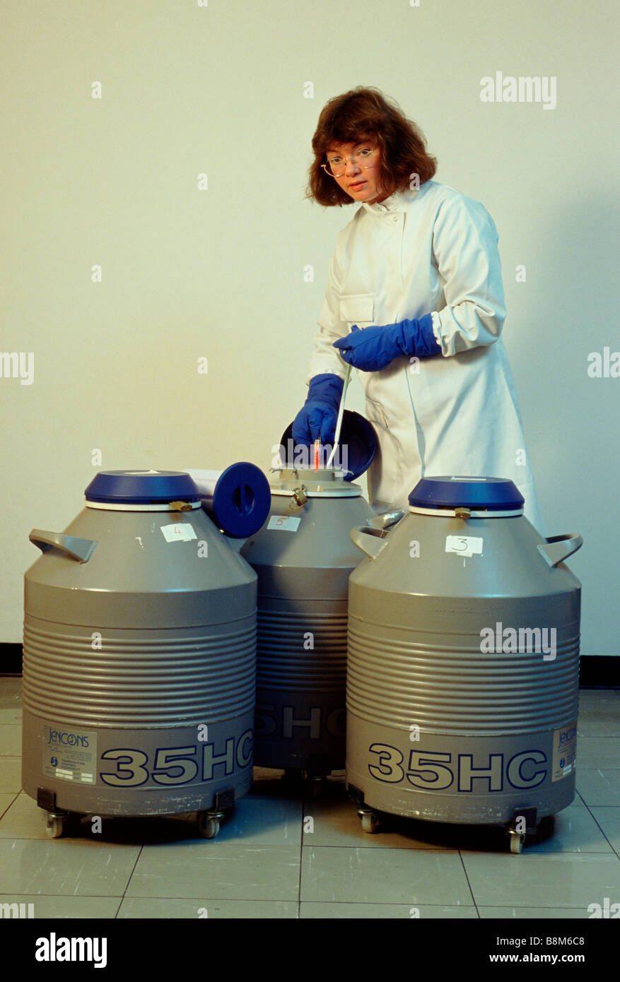 Ospedale St. Michael, Bristol, Regno Unito. Eileen McLoughlin con una banca dello sperma, congelata in azoto liquido all'ospedale universitario. Foto Stock