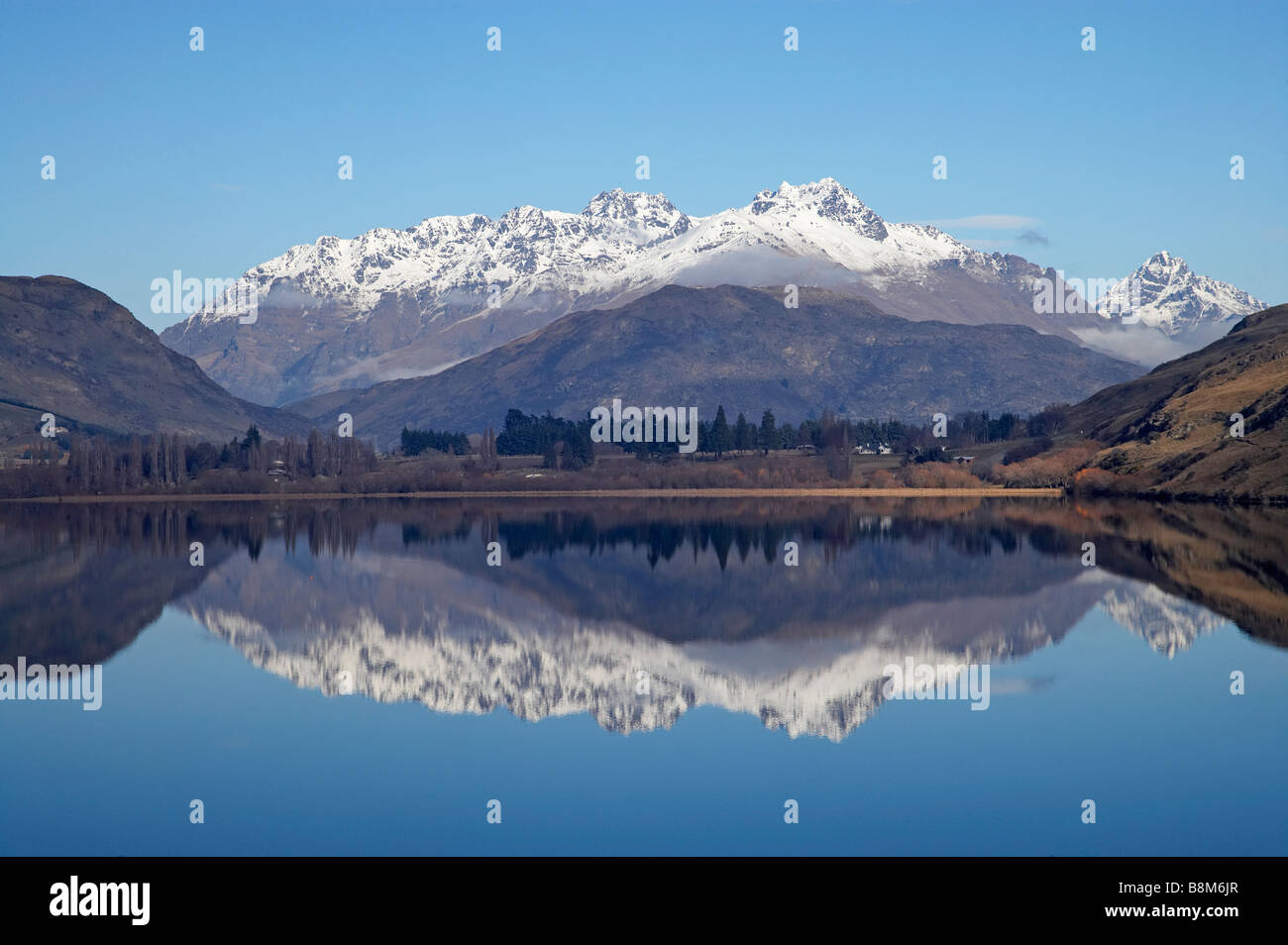 Il lago di Hayes e di riflessione vicino a Queenstown Isola del Sud della Nuova Zelanda Foto Stock