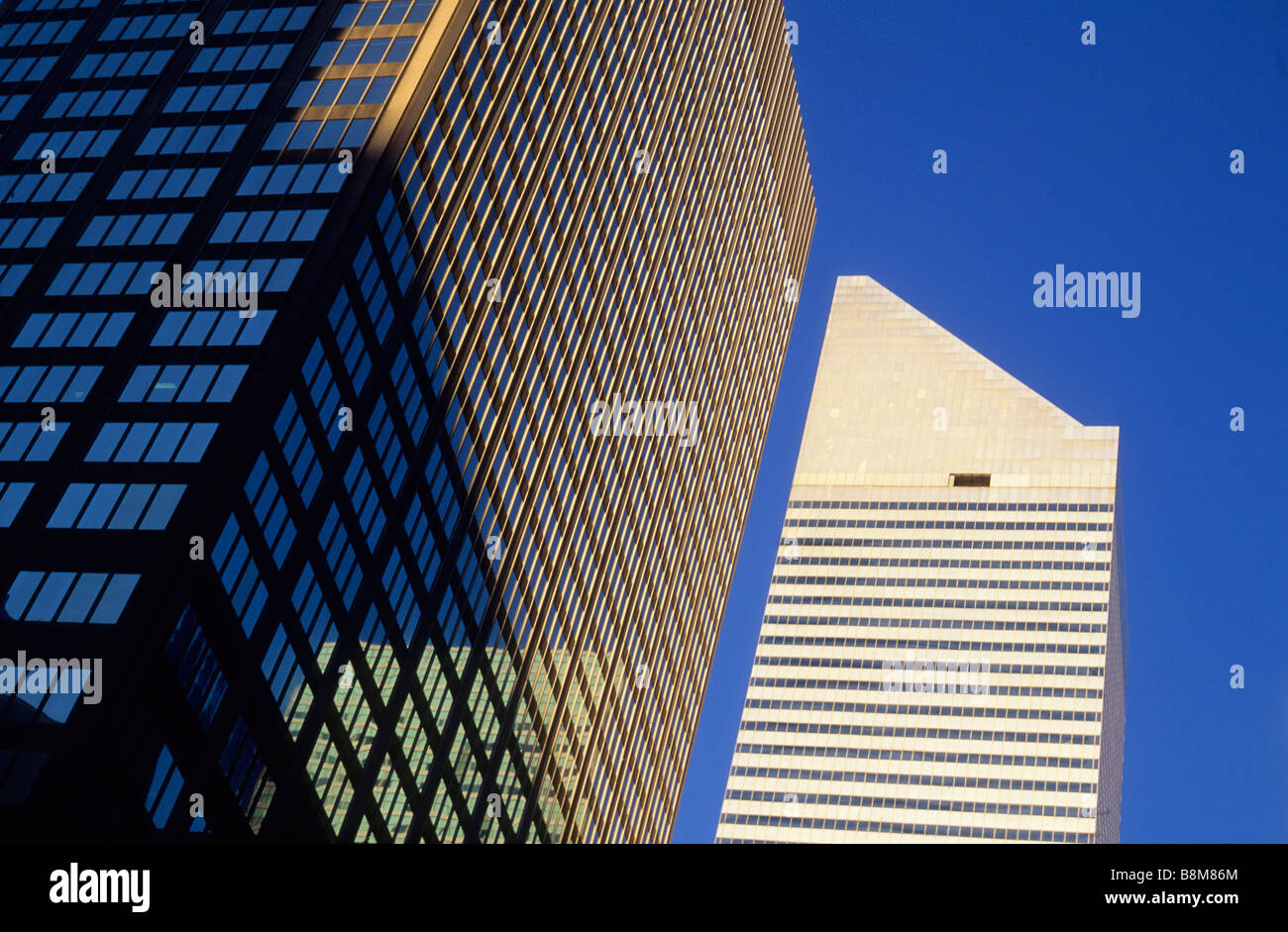 Il Citigroup Center Building (Citicorp Center) e i grattacieli Seagram Building New York City Midtown Manhattan. USA. Edifici per uffici della metà del secolo Foto Stock