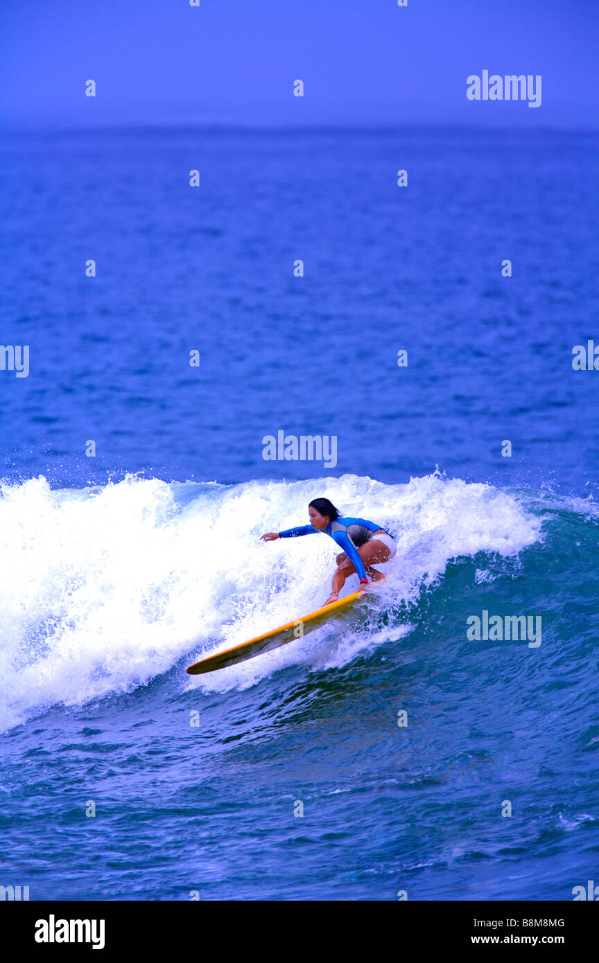 Donna navigare attraverso la grande onda abilmente Foto Stock